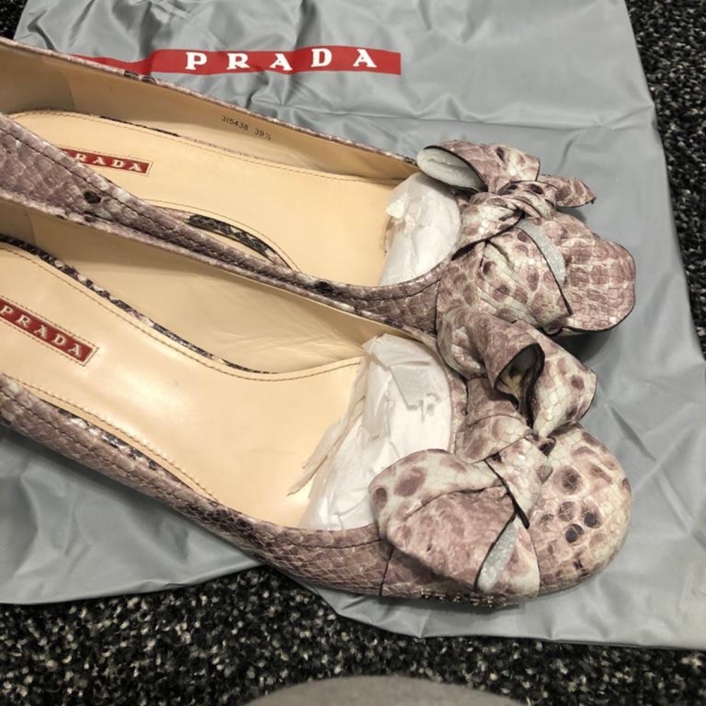 GENUINE PRADA MID HEEL BOW PUMPS
